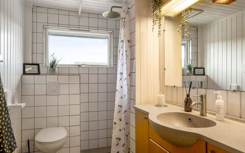 Hunved - 500M from the Sea: Wand, Armatur, Interior Design, Bad Sink, Flooring, Badezimmer, Sinken, Zapfhahn, Fussboden, Decke