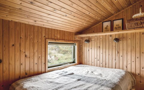 Hunved - 500M from the Sea: Schlafzimmer, Holz, Interior Design, Decke, Flooring, Bett, Fussboden, Bettdecke, Bedding, Zimmer