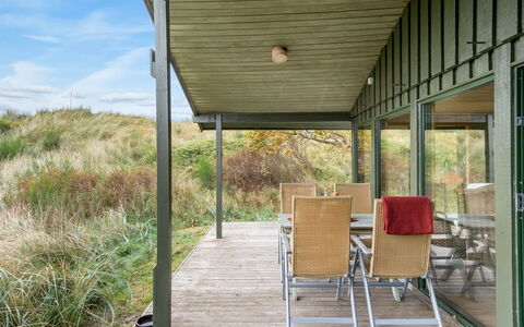 Hunved - 500M from the Sea: Holz, Veranda, Tür, Möbel, Deck, Decke, Hartholz, Schatten, Stuhl, Hütte