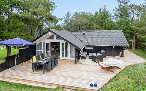 Varpu - 1.6Km from the Sea: Haus, Zuhause, Tür, Dach, Hütte, Estate, Garten, Schatten, Abstellgleis, Garten