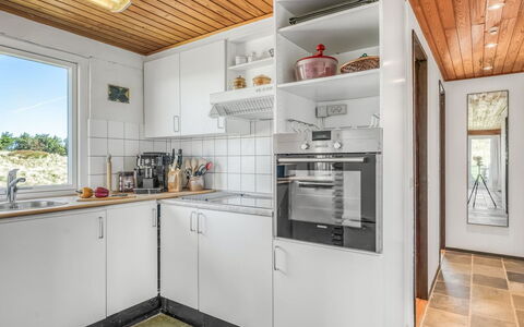 Thorid - 200M from the Sea: Küche, Flooring, Wand, Küchengerät, Holz, Major Appliance, Interior Design, Countertop, Fussboden, Decke