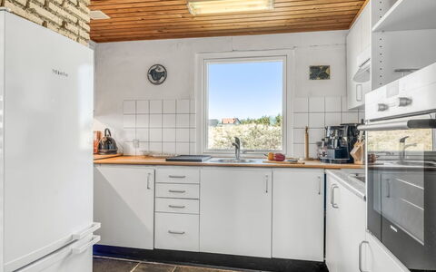 Thorid - 200M from the Sea: Küche, Flooring, Major Appliance, Holz, Küchengerät, Countertop, Fussboden, Decke, Interior Design, Cabinetry