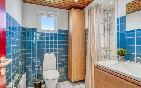 Thorid - 200M from the Sea: Flooring, Armatur, Fussboden, Interior Design, Badezimmer, Sinken, Installation, Decke, Zapfhahn, Toilette