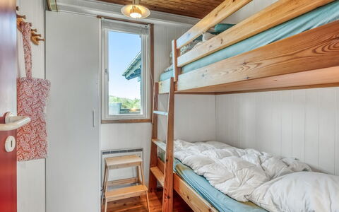 Thorid - 200M from the Sea: Holz, Zuhause, Decke, Tür, Schlafzimmer, Holzbeize, Hartholz, Bettrahmen, Planke, Bett
