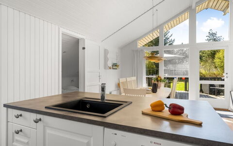 Gustina - 1.2Km from the Sea: Flooring, Interior Design, Holz, Fussboden, Countertop, Küche, Decke, Möbel, Cabinetry, Holzboden
