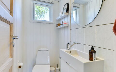 Gustina - 1.2Km from the Sea: Toilleten Sitz, Armatur, Toilette, Flooring, Badezimmer, Fussboden, Interior Design, Installation, Zapfhahn, Sinken