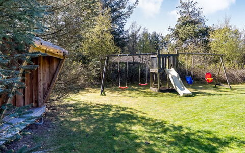 Gustina - 1.2Km from the Sea: Spielplatz Rutsche, Garten, Spielmittel, Hinterhof, Rasen, Garten, Rutsche, Landscaping, Schatten, Park