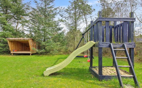 Gustina - 1.2Km from the Sea: Gras, Holz, Wiese, Grundstueck, Einfach, Garten, Rasen, Spielplatz Rutsche, Wiese, Spielmittel