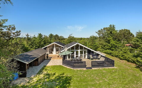 Gustina - 1.2Km from the Sea: Haus, Zuhause, Tür, Dach, Hütte, Estate, Garten, Schatten, Abstellgleis, Garten