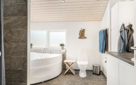 Ejnarine - 300M from the Sea: Flooring, Fussboden, Interior Design, Armatur, Decke, Beleuchtung, Zimmer, Zuhause, Installation, Badezimmer