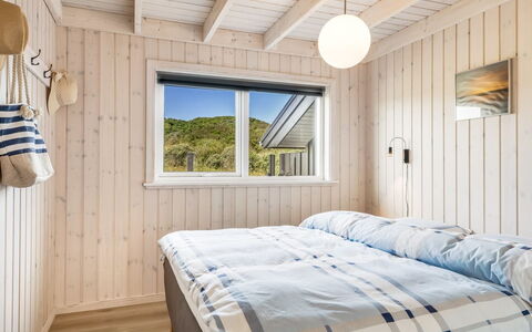 Ejnarine - 300M from the Sea: Holz, Schlafzimmer, Zuhause, Fussboden, Bett, Bettdecke, Bedding, Bettrahmen, Hartholz, Decke