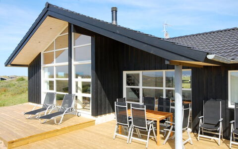 Ung - 150M from the Sea: Flooring, Wand, Fussboden, Interior Design, Holz, Decke, Holzboden, Beleuchtung, Möbel, Laminatboden