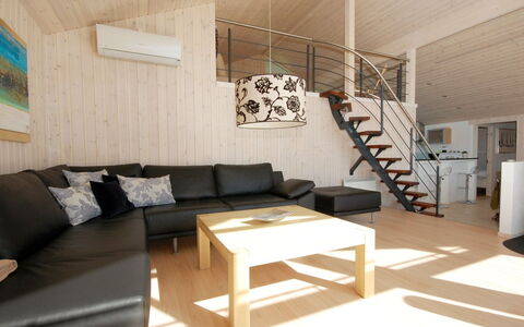 Ung - 150M from the Sea: Flooring, Wand, Fussboden, Interior Design, Holz, Decke, Holzboden, Beleuchtung, Möbel, Laminatboden