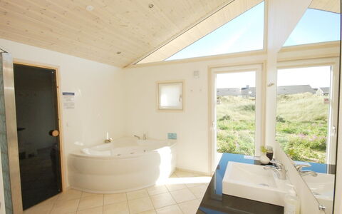 Ung - 150M from the Sea: Flooring, Wand, Fussboden, Interior Design, Holz, Decke, Holzboden, Beleuchtung, Möbel, Laminatboden