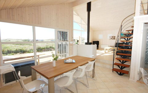 Ung - 150M from the Sea: Flooring, Wand, Fussboden, Interior Design, Holz, Decke, Holzboden, Beleuchtung, Möbel, Laminatboden