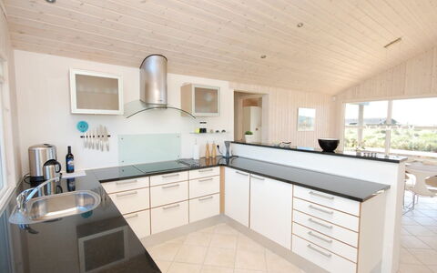Ung - 150M from the Sea: Flooring, Wand, Fussboden, Interior Design, Holz, Decke, Holzboden, Beleuchtung, Möbel, Laminatboden