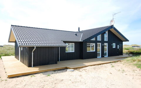 Ung - 150M from the Sea: Flooring, Wand, Fussboden, Interior Design, Holz, Decke, Holzboden, Beleuchtung, Möbel, Laminatboden