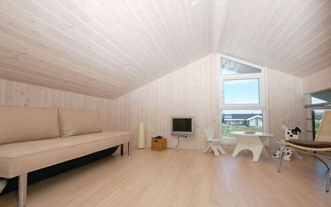Ung - 150M from the Sea: Flooring, Wand, Fussboden, Interior Design, Holz, Decke, Holzboden, Beleuchtung, Möbel, Laminatboden