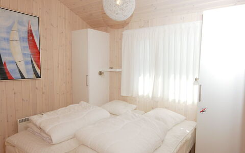 Ung - 150M from the Sea: Flooring, Wand, Fussboden, Interior Design, Holz, Decke, Holzboden, Beleuchtung, Möbel, Laminatboden