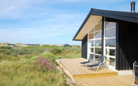 Ung - 150M from the Sea: Flooring, Wand, Fussboden, Interior Design, Holz, Decke, Holzboden, Beleuchtung, Möbel, Laminatboden