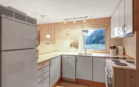 Liisi - 500M from the Sea: Küche, Countertop, Küchengerät, Flooring, Interior Design, Holz, Major Appliance, Cabinetry, Decke, Möbel