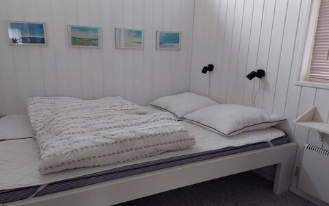 Liisi - 500M from the Sea: Schlafzimmer, Holz, Bett, Bettdecke, Bedding, Fussboden, Flooring, Möbel, Interior Design, Bettrahmen