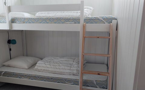 Liisi - 500M from the Sea: Etagenbett, Holz, Schlafzimmer, Bett, Bedding, Fussboden, Bettdecke, Wohnheim, Bettrahmen, Herberge