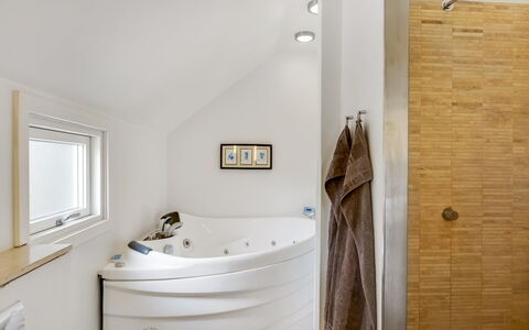 Ger - 200M from the Sea: Interior Design, Armatur, Badewanne, Flooring, Badezimmer, Fussboden, Decke, Installation, Zuhause, Zapfhahn