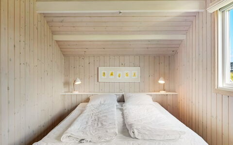 Ger - 200M from the Sea: Holz, Decke, Schlafzimmer, Flooring, Interior Design, Fussboden, Bedding, Bett, Bettdecke, Zimmer