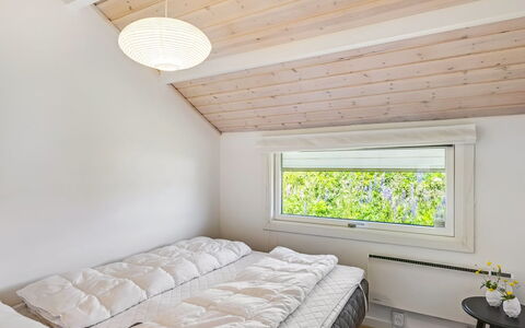 Ger - 200M from the Sea: Holz, Interior Design, Decke, Schlafzimmer, Bett, Flooring, Fussboden, Beleuchtung, Bedding, Bettdecke