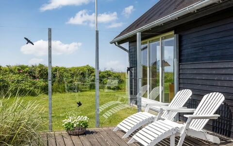 Ger - 200M from the Sea: Grundstueck, Zuhause, Rasen, Hütte, Veranda, Schatten, Garten, Abstellgleis, Stuhl, Pole