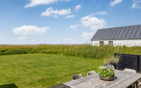 Ger - 200M from the Sea: Himmel, Gras, Dach, Zuhause, Wiese, Grundstueck, Haus, Einfach, Hütte, Ländliches Gebiet