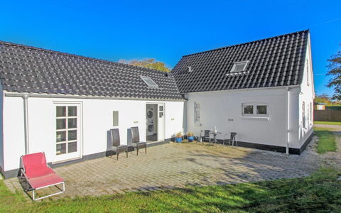 Iara - 6Km from the Sea: Wohnung, Schatten, Balkon, Stuhl, Zaun, Gartenmöbel, Aluminium, Kunstrasen