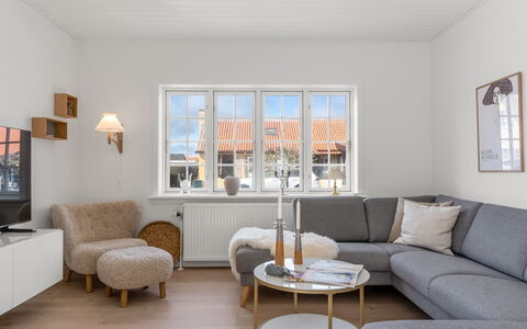 Caranus - 900M from the Sea: Wohnung, Schatten, Balkon, Stuhl, Zaun, Gartenmöbel, Aluminium, Kunstrasen