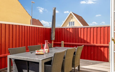 Caranus - 900M from the Sea: Wohnung, Schatten, Balkon, Stuhl, Zaun, Gartenmöbel, Aluminium, Kunstrasen