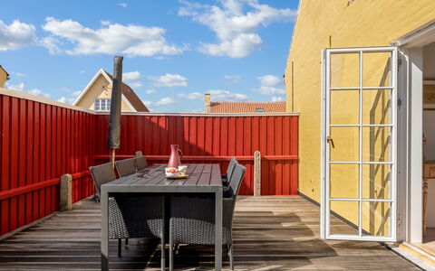 Caranus - 900M from the Sea: Wohnung, Schatten, Balkon, Stuhl, Zaun, Gartenmöbel, Aluminium, Kunstrasen