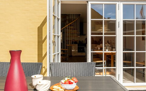 Caranus - 900M from the Sea: Wohnung, Schatten, Balkon, Stuhl, Zaun, Gartenmöbel, Aluminium, Kunstrasen