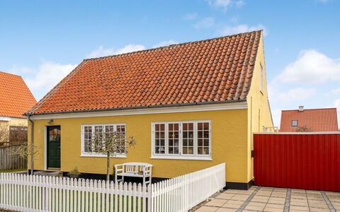 Caranus - 900M from the Sea: Wohnung, Schatten, Balkon, Stuhl, Zaun, Gartenmöbel, Aluminium, Kunstrasen