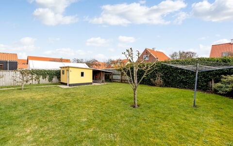 Caranus - 900M from the Sea: Wohnung, Schatten, Balkon, Stuhl, Zaun, Gartenmöbel, Aluminium, Kunstrasen