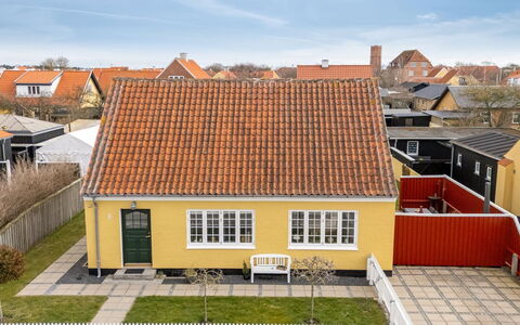 Caranus - 900M from the Sea: Wohnung, Schatten, Balkon, Stuhl, Zaun, Gartenmöbel, Aluminium, Kunstrasen