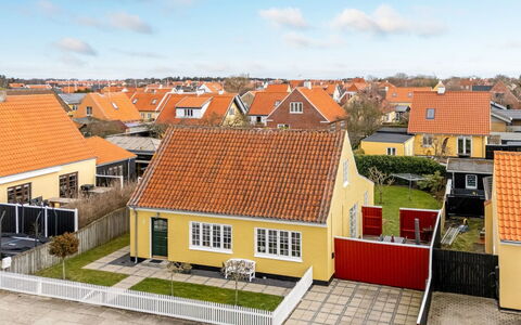 Caranus - 900M from the Sea: Wohnung, Schatten, Balkon, Stuhl, Zaun, Gartenmöbel, Aluminium, Kunstrasen