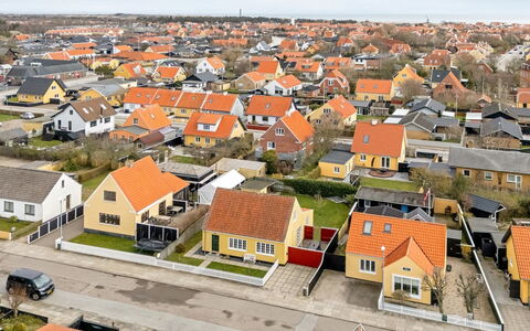 Caranus - 900M from the Sea: Wohnung, Schatten, Balkon, Stuhl, Zaun, Gartenmöbel, Aluminium, Kunstrasen