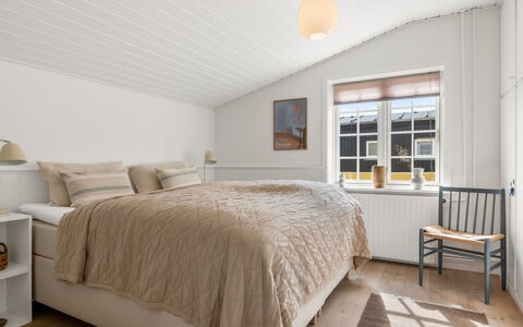 Caranus - 900M from the Sea: Schlafzimmer, Bett, Interior Design, Holz, Decke, Möbel, Flooring, Fussboden, Bedding, Bettdecke