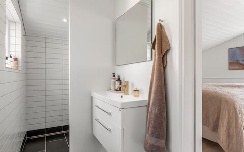 Caranus - 900M from the Sea: Flooring, Wand, Fussboden, Interior Design, Armatur, Badezimmerschrank, Decke, Badezimmer, Zimmer, Zuhause