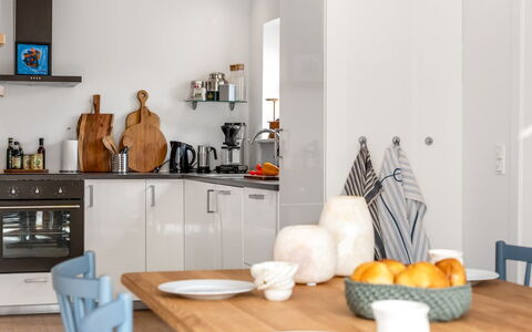 Caranus - 900M from the Sea: Möbel, Küche, Küchengerät, Countertop, Interior Design, Flooring, Cabinetry, Major Appliance, Holz, Zimmer