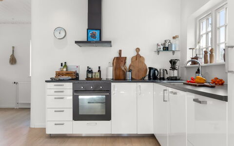 Caranus - 900M from the Sea: Küche, Küchengerät, Countertop, Cabinetry, Major Appliance, Flooring, Haushaltsgerät, Interior Design, Möbel, Herd