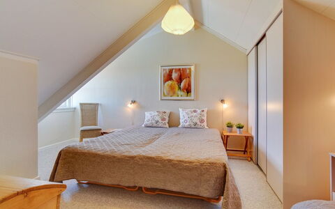 Aline - 1Km from the Sea: Bett, Interior Design, Möbel, Schlafzimmer, Fussboden, Flooring, Decke, Holz, Bedding, Bettdecke