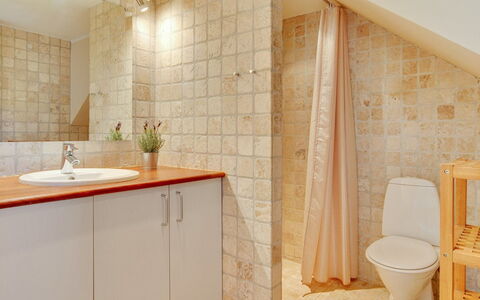 Aline - 1Km from the Sea: Flooring, Wand, Armatur, Badezimmer, Interior Design, Fussboden, Decke, Fliese, Sinken, Installation