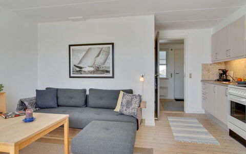 Aline - 1Km from the Sea: Möbel, Flooring, Couch, Fussboden, Holz, Interior Design, Tabelle, Wohnzimmer, Holzboden, Decke