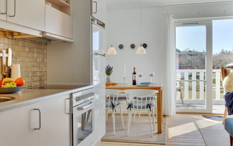 Aline - 1Km from the Sea: Möbel, Küche, Interior Design, Countertop, Flooring, Küchengerät, Fussboden, Holz, Major Appliance, Küche & Esszimmer Tisch
